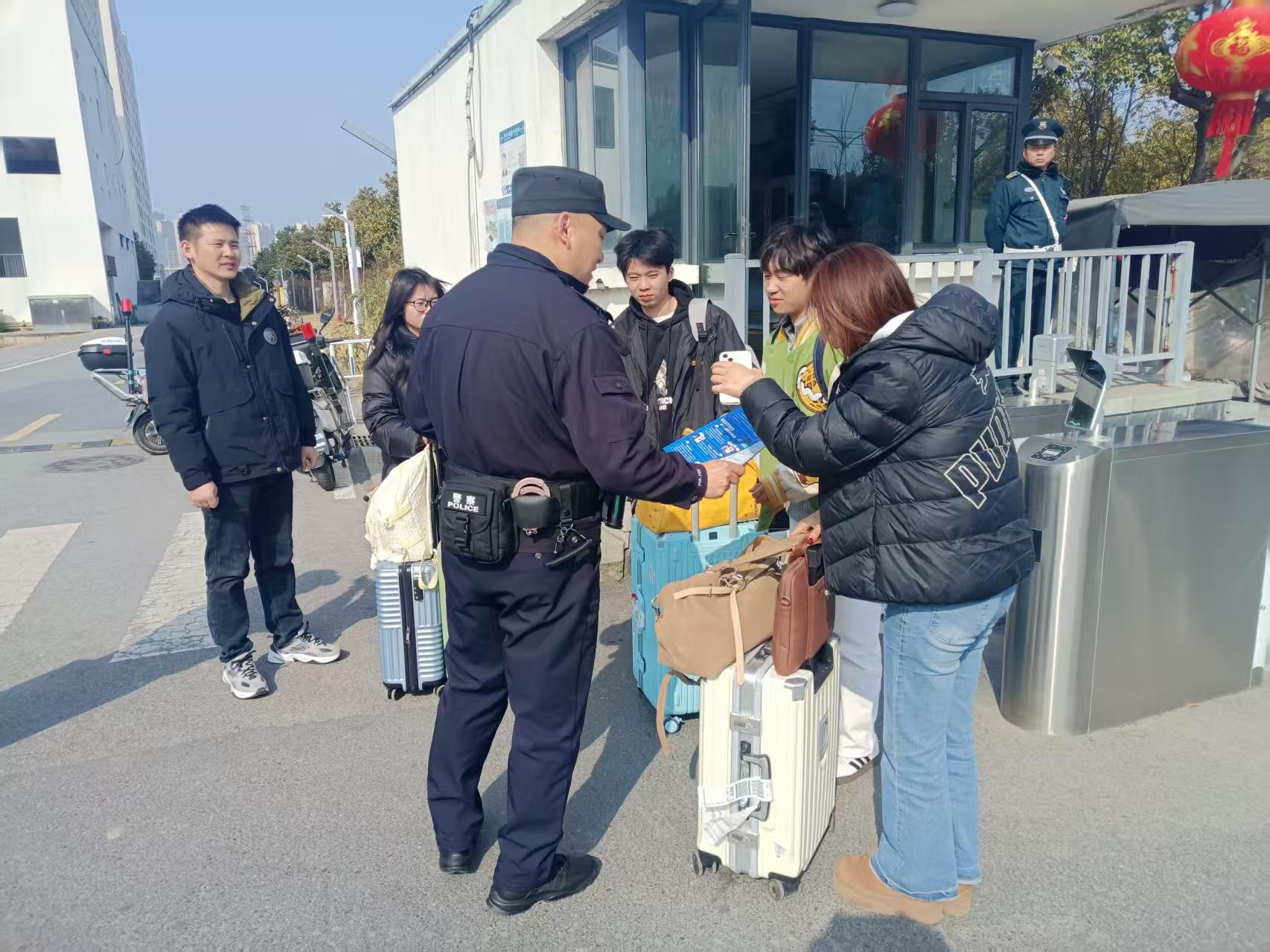 警校联动护开学 反诈安检筑平安